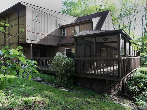 107 Great Oaks Dr, Coraopolis, PA 15108