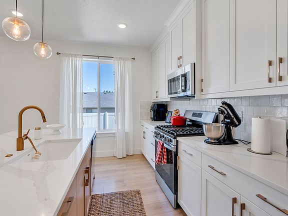 4th image of 2664 W Maple St