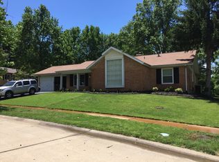 2071 Vineyard Ln, Chesterfield, MO 63017