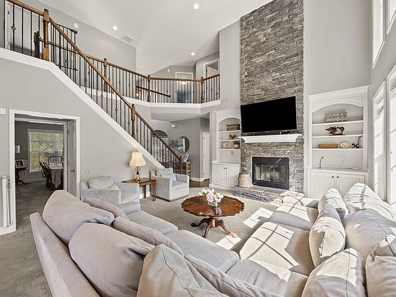 3rd image of 332 Manitoba Ln