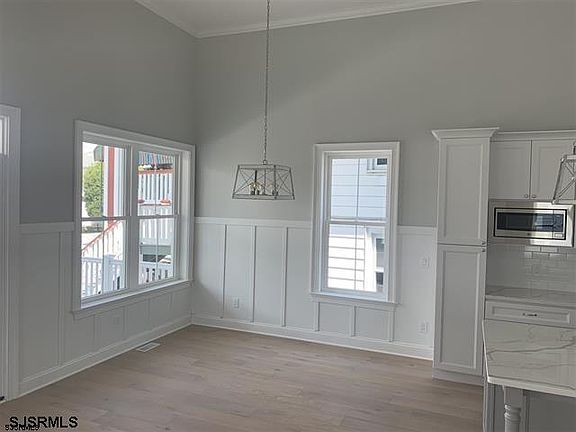 3rd image of 148 W Avenue Front Unit Front