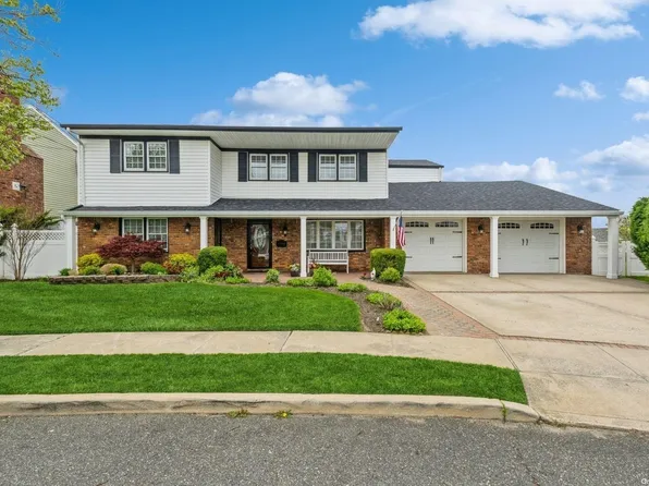 42 Roosevelt Place, Island Park, NY 11558