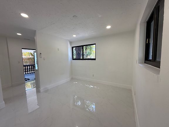4th image of 1945 NW 47th St #1