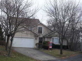 126 N Crooked Lake Ln, Lindenhurst, IL 60046