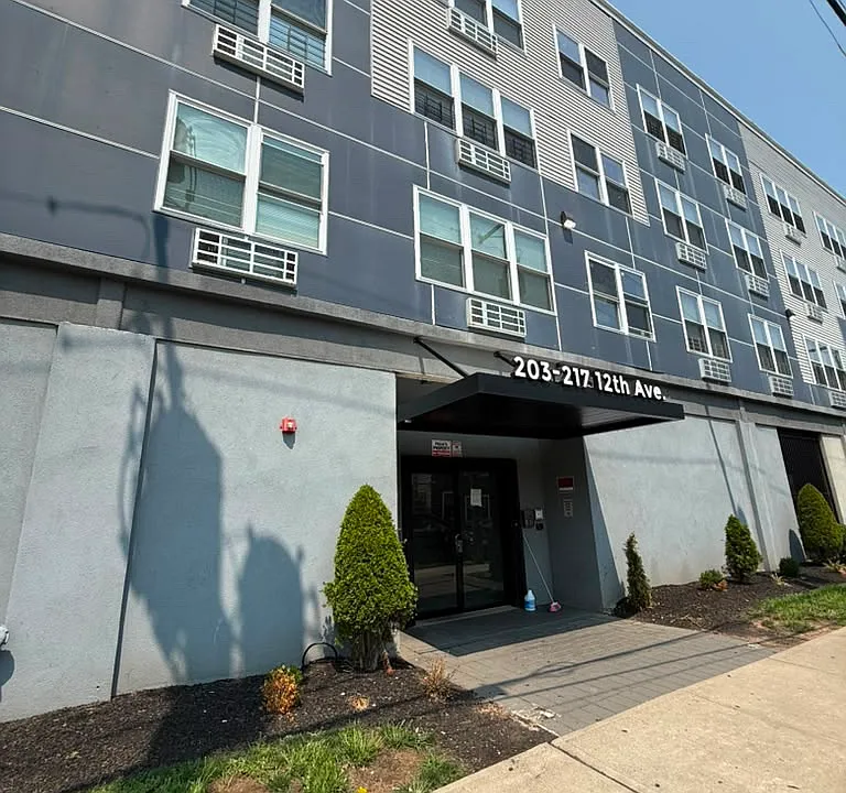203 12th Ave #303