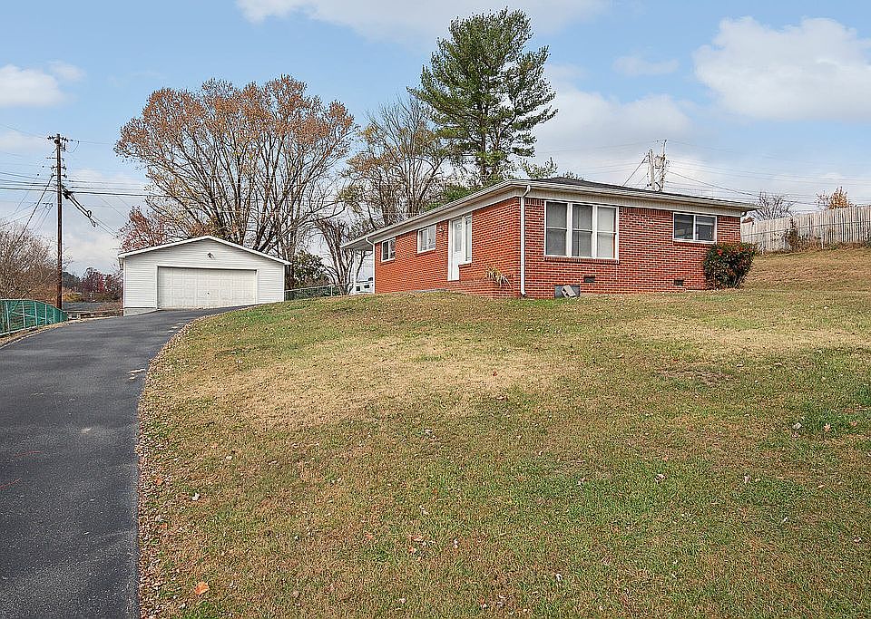 1st image of 214 Rose Dr