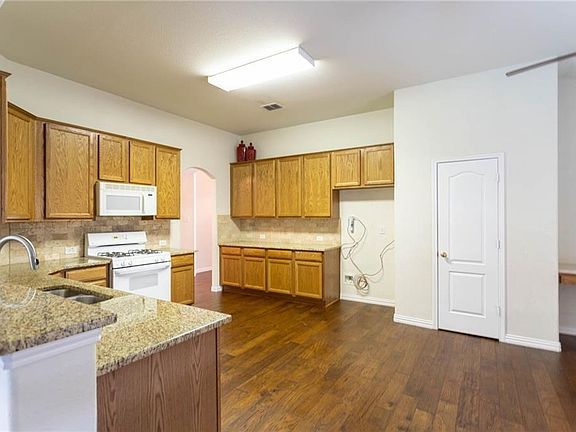 2nd image of 3084 Bigleaf Dr
