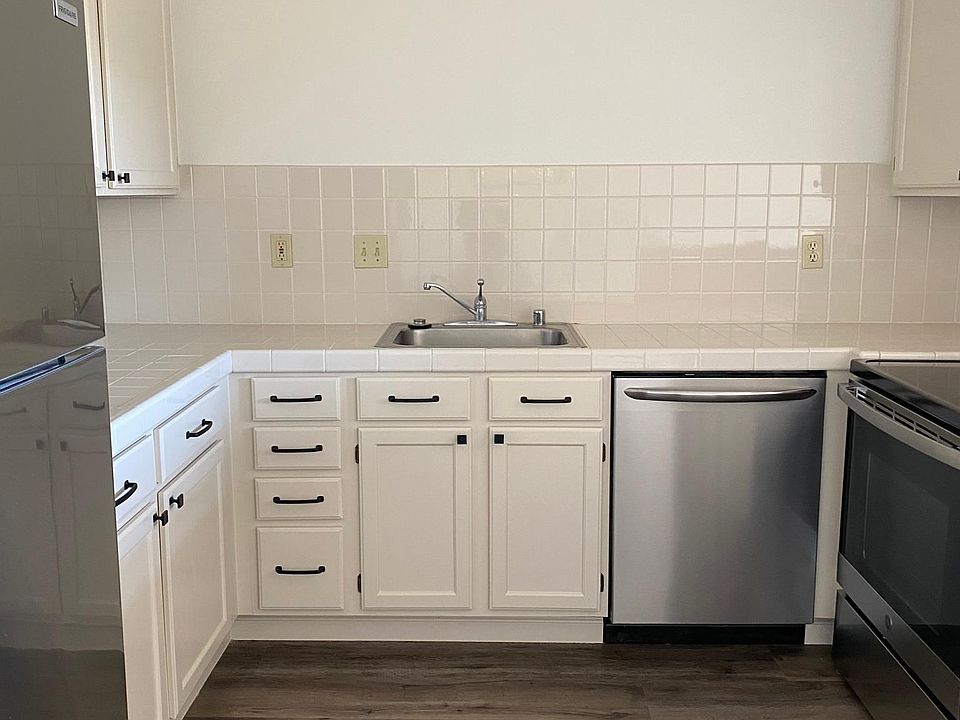 1st image of 471 Kelly Ave