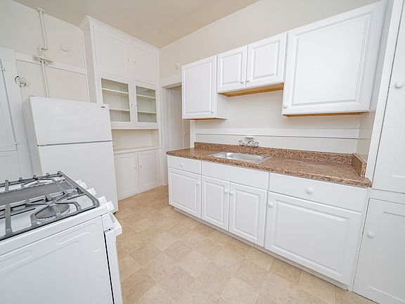 4th image of 4120 Emerald St #2
