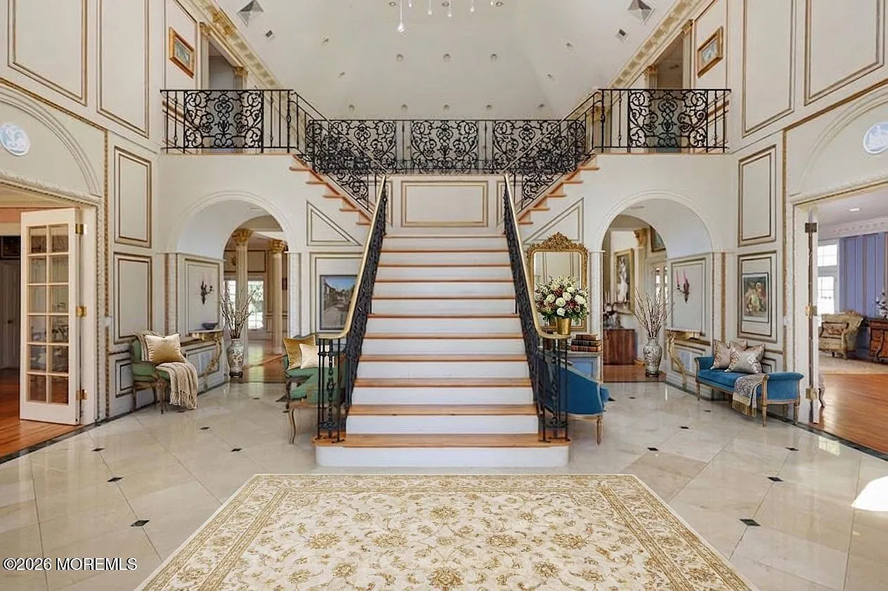 5 bed, 4.5 bath, 6608 sqft, $9,900 — Photo 2