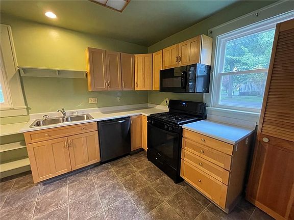 4th image of 164 Peirson Ave