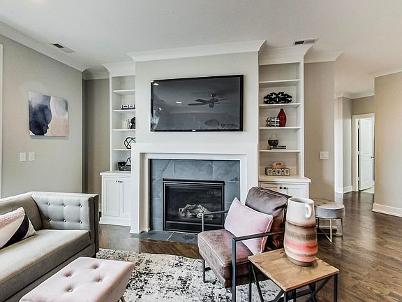 4th image of 3047 N Oakley Ave #403
