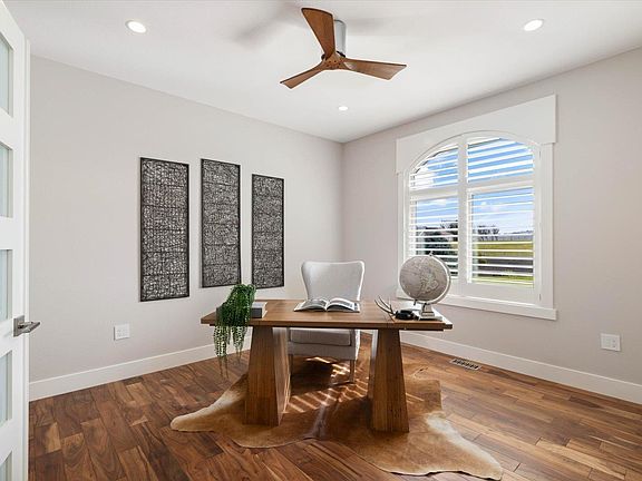 4th image of 91604 E Sagebrush Rd