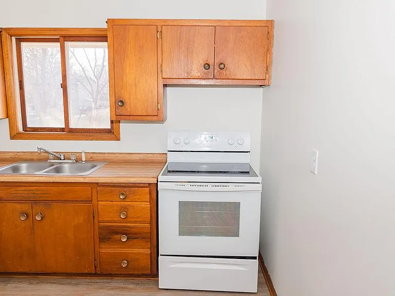419 E Watrous Ave — Photo 8