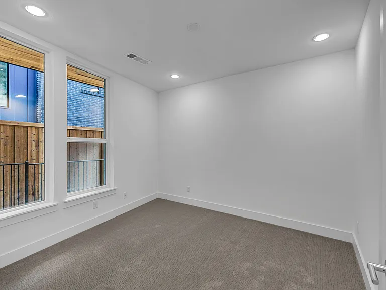 426 W 9th St #108 — Photo 4