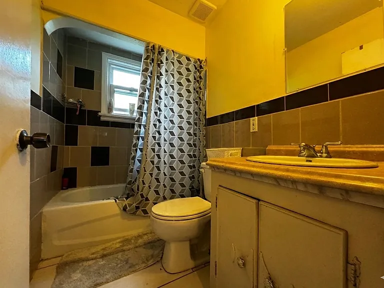 308 Hawthorn St #4 — Photo 9
