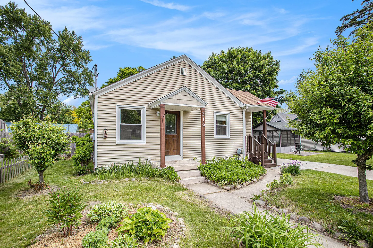 319 W South St photo 1