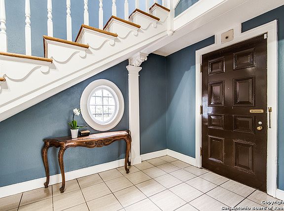 4th image of 914 W Mistletoe Ave