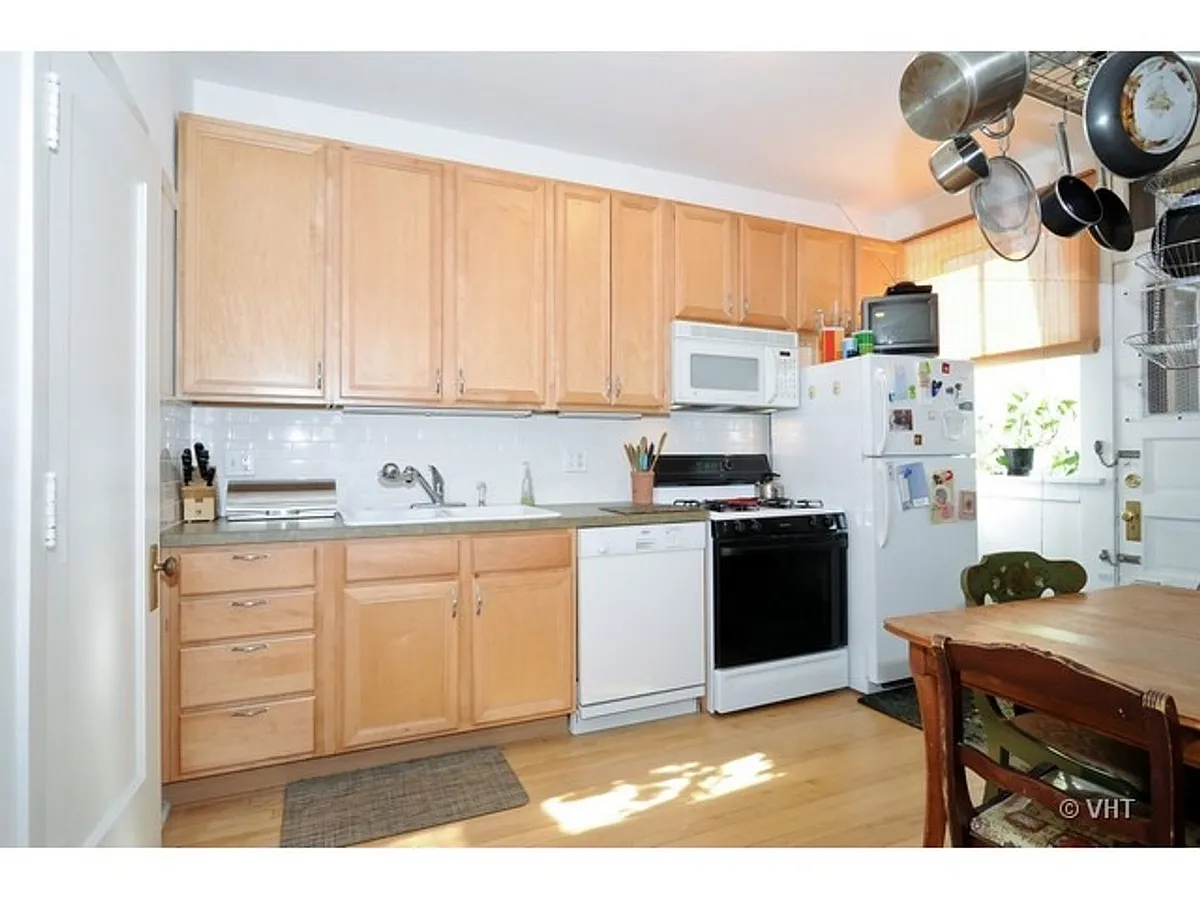 Building Photo - 831 W Wolfram St