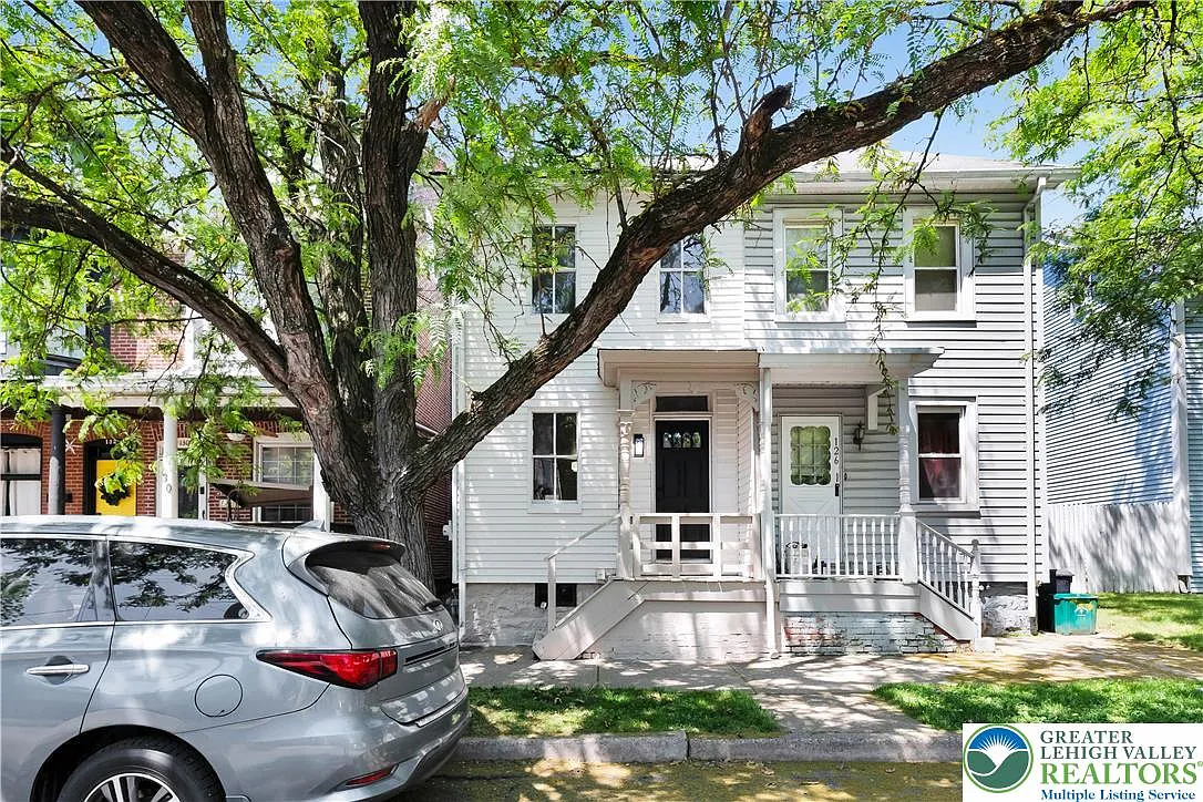 2 bed, 1.0 bath, 1387 sqft, $2,200 — Photo 2