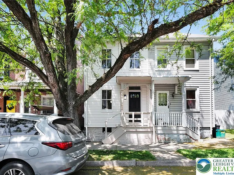 128 W Fairview St — Photo 2