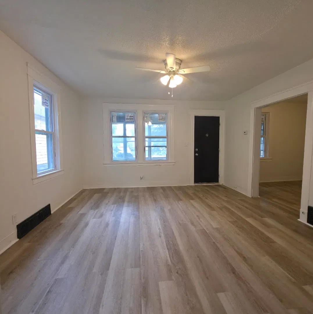 Single Family Home 2 beds 1 bath Available Now! — Photo 4