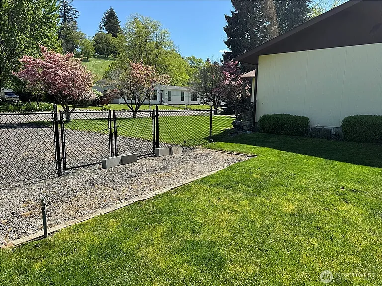 908 S 6th St — Photo 25