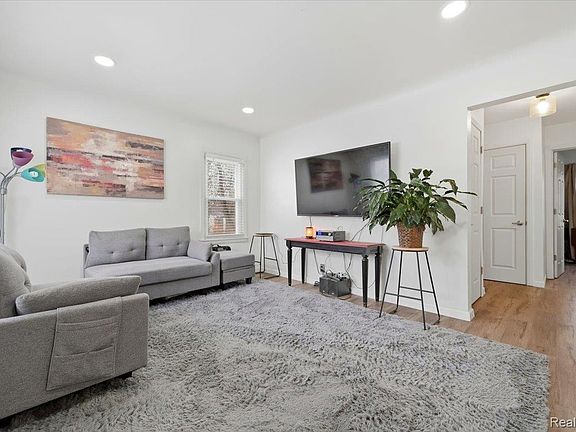 5th image of 19466 Oakfield St