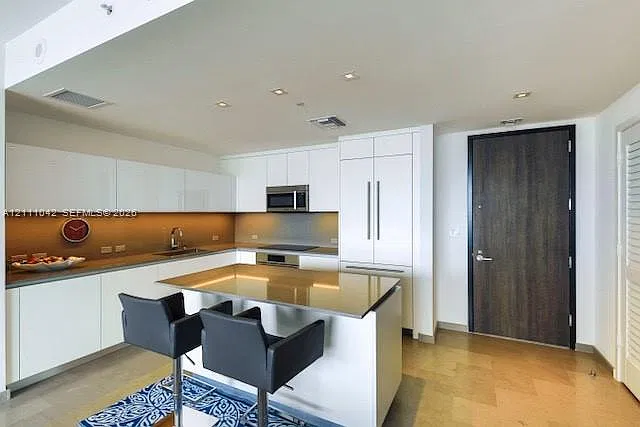 Reach Condo — Photo 3