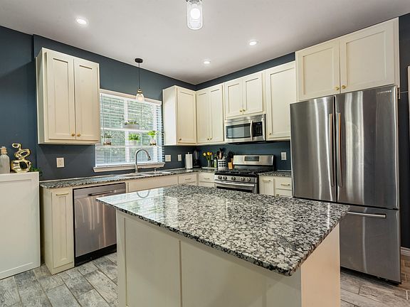 4th image of 200 Wallen St