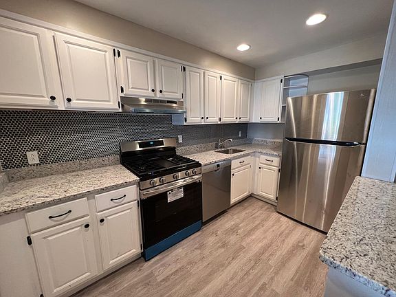 Great kitchen with granite and new SS appliances