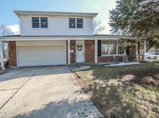 352 S River Rd, Naperville, IL 60540