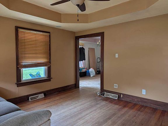 3rd image of 315 E 9th St