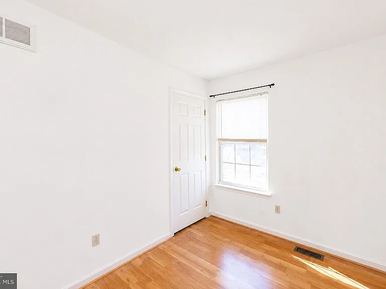 304 Chatham Sq — Photo 16