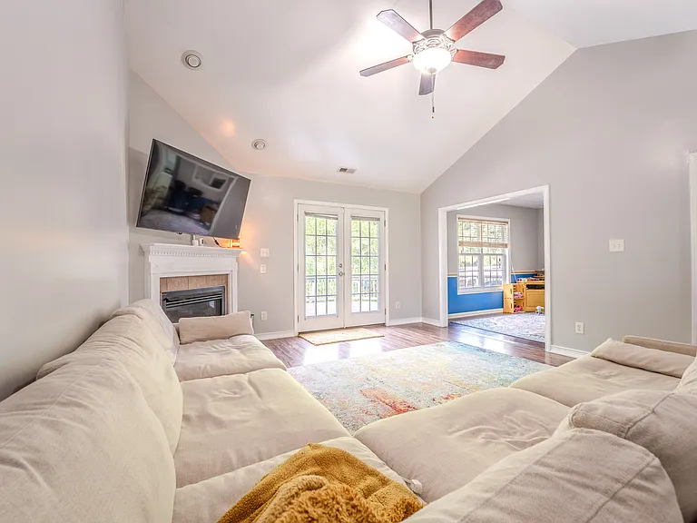 220 Dolphin Dr — Photo 7