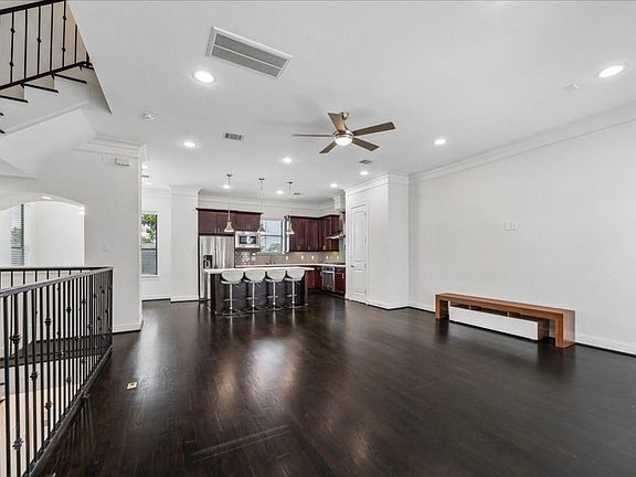 3rd image of 700 W 21st St