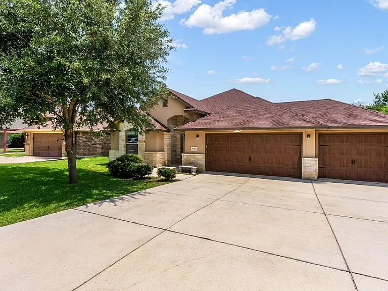15606 Fox Ln — Photo 2
