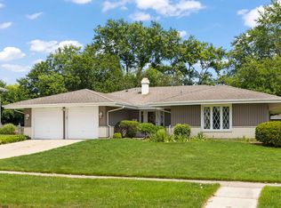 2S471 Ashley Dr, Glen Ellyn, IL 60137