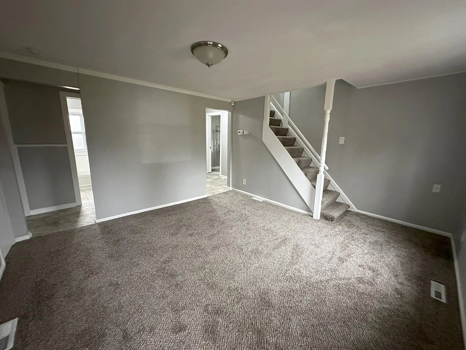 3 bed, 900 sqft, $1,300 — Photo 2