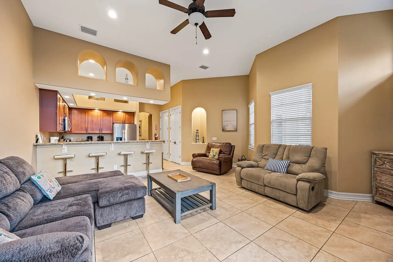 5 bed, 4.0 bath, 3541 sqft, $11,016 — Photo 3