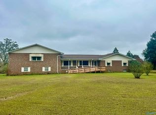 2444 Coats Bend Cir, Gadsden, AL 35901