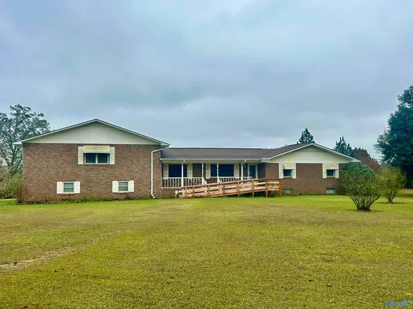 2444 Coats Bend Cir, Gadsden, AL 35901