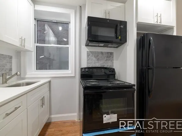 1362 Saint John's Place image 5 of 15