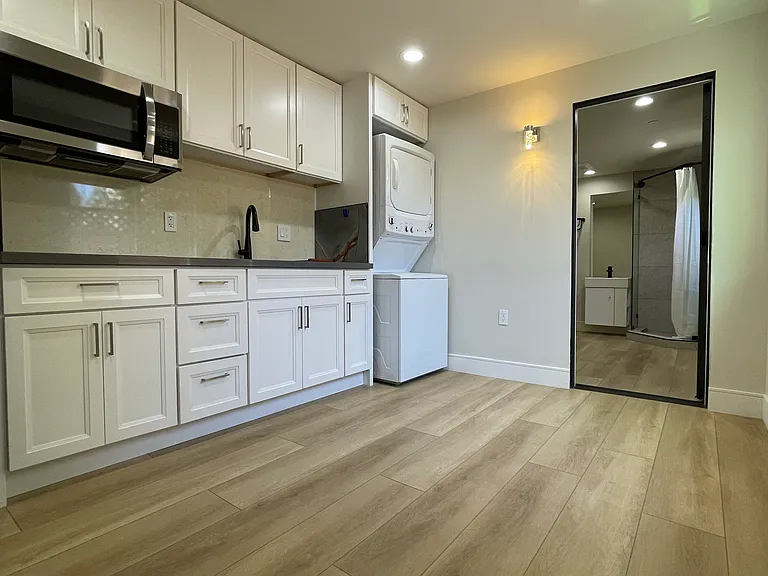 2525B Waverley St — Photo 3