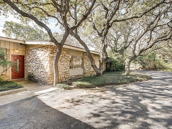 3rd image of 110 Chimney Rock Ln