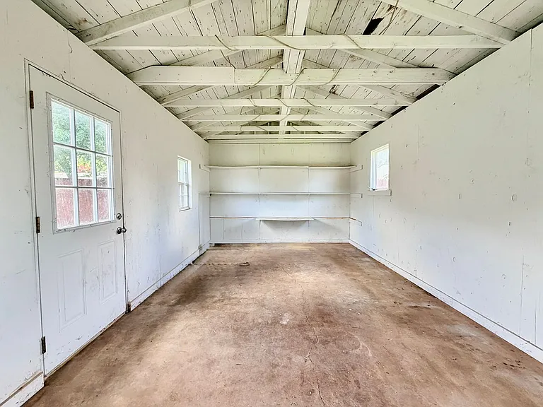 525 W Lloyd St — Photo 19