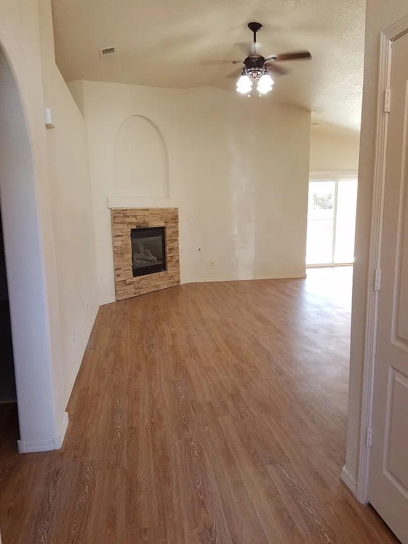 3 bed, 2 bath, 1400 sq ft home in Huning Ranch - New Carpet — Photo 2
