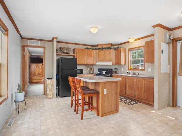 3607 SW Fillmore St, Minot, ND 58701