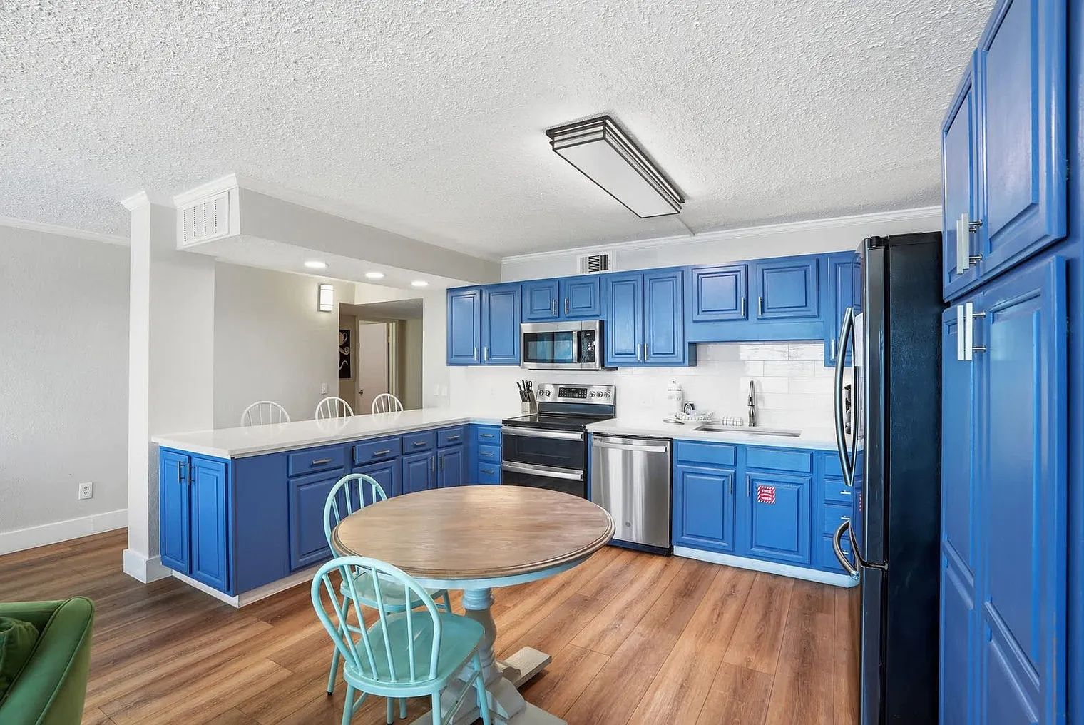 3 bed, 3.0 bath, 1528 sqft, $3,342 — Photo 4