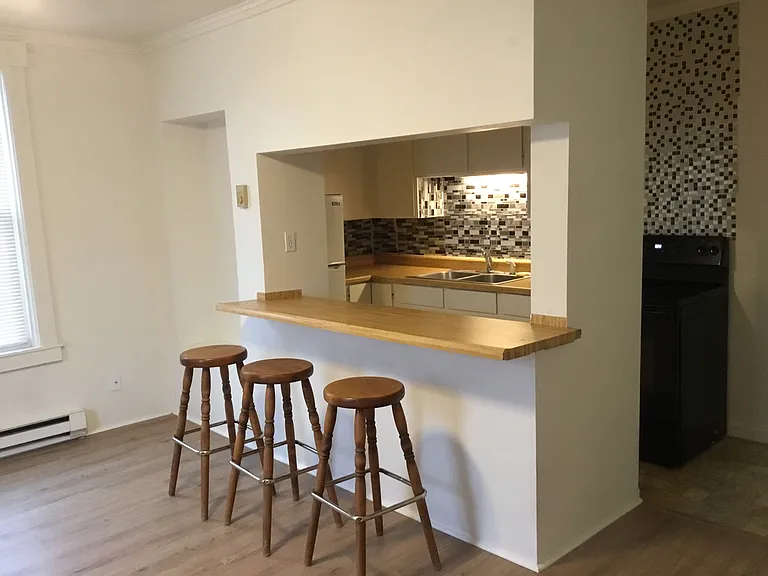 327 E Broadway St — Photo 2